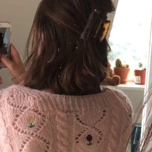 Blommig stickad kofta - En kortare, stickad söt tröja från zara. !Helt oanvänd! Små blommor som detaljer här och var. Overall svin söt!💞💘🎀🌸❤️