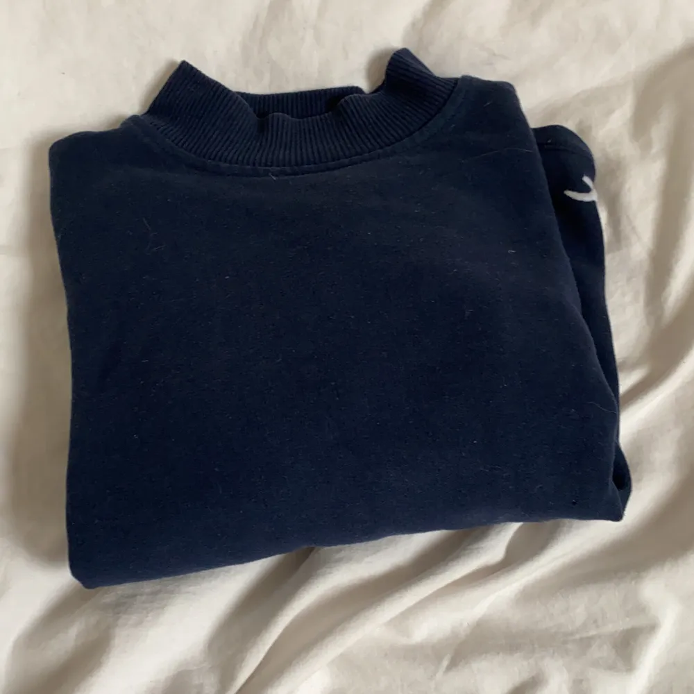 Mörkblå polo tröja från hollister. Använd fåtal gånger så den är i fint skick💕💕. Blusar.
