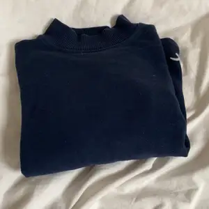 Mörkblå polo tröja från hollister. Använd fåtal gånger så den är i fint skick💕💕