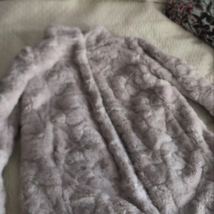 Jacka - vit/beige mysig fluffig jacka från Ellos. Använts några gånger. STORLEK: 34 men känns som 36