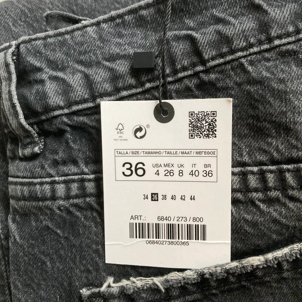 Jag köpte dessa snygga jeans från zara i storlek 36 som jag nu säljer pga att de var för stora för mig, de är helt oanvända så i nyskick helt enkelt (de är midrise) Obs att första bilden är lånad. Buda i kommentarerna från 200 kr, köparen står även för frakt eller köp direkt för 350 kr. Jeans & Byxor.