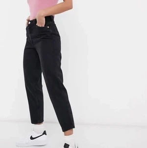 Monki jeans  - Säljer mina monki jeans då jag inte använder dem längre de därav är något korta för mig. Dem är i modellen taiki, nypris är 400kr. Bilderna är lånade så skriv privat om fler bilder