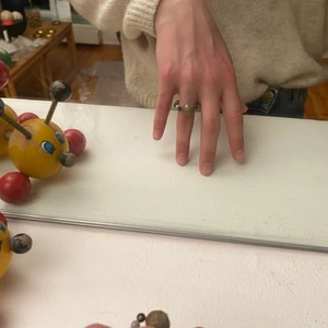 Ring - Superfin ring av jättefina glaspärlor i väldigt många olika färger. Helt ny och aldrig använd från Desert Design! Har en massa andra annonser där jag säljer samma typ av ring fast i massa andra olika färger så om ni är intresserade kan ni gärna gå in och kolla! Hör av er vid frågor eller funderingar! 💞 köparen står för frakt 