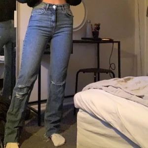 Pull&bear jeans - Blå pull&bear jeans med hål o slitningar. Använda endast 1 gång och köpte dom för ungefär ett halv år sen. Så dom är i ett väldigt bra skick. Köpte för 400kr. Dom sitter väldigt bra på mig som är 165 lång. Köparen står för frakten🥰