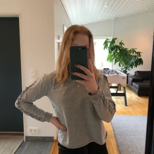 Grå tröja - Grå tröja i storlek XS. Köparen står för frakt😉