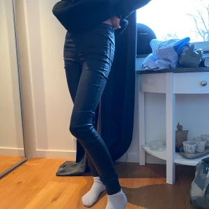 Läderimiterade byxor - Köpare står för frakt