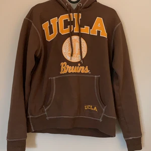 Brun hoodie - Brun hoodie från ginatricot, orginalfärg är grå men jag har förgat den brun - rätt liten (ej oversized)🤎 Köparen står för frakten! Bud från 200