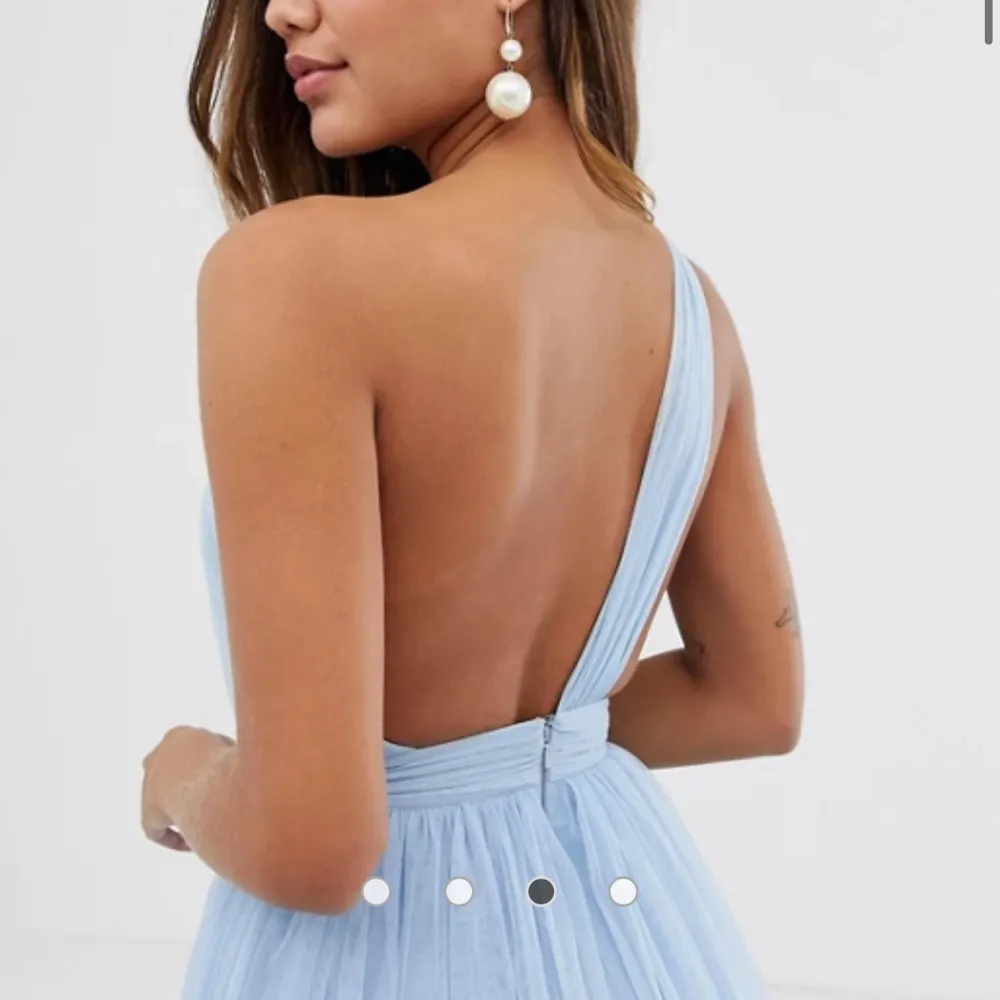 Säljer denna så fina ljusblå balklänningen. Har bara använt den en gång och den är därför i nyskick. Slutsåld på deras hemsida och köpte för ca 800kr och säljer nu för 449kr💕. Klänningar.