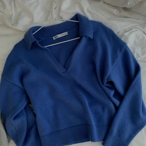 Tröja med krage  - Säljer denna slutsålda populära tröja från Zara då den inte kommer till användning. Storlek S, sparsamt använd. Köparen står för frakten💙 Buda i kommentarerna. 