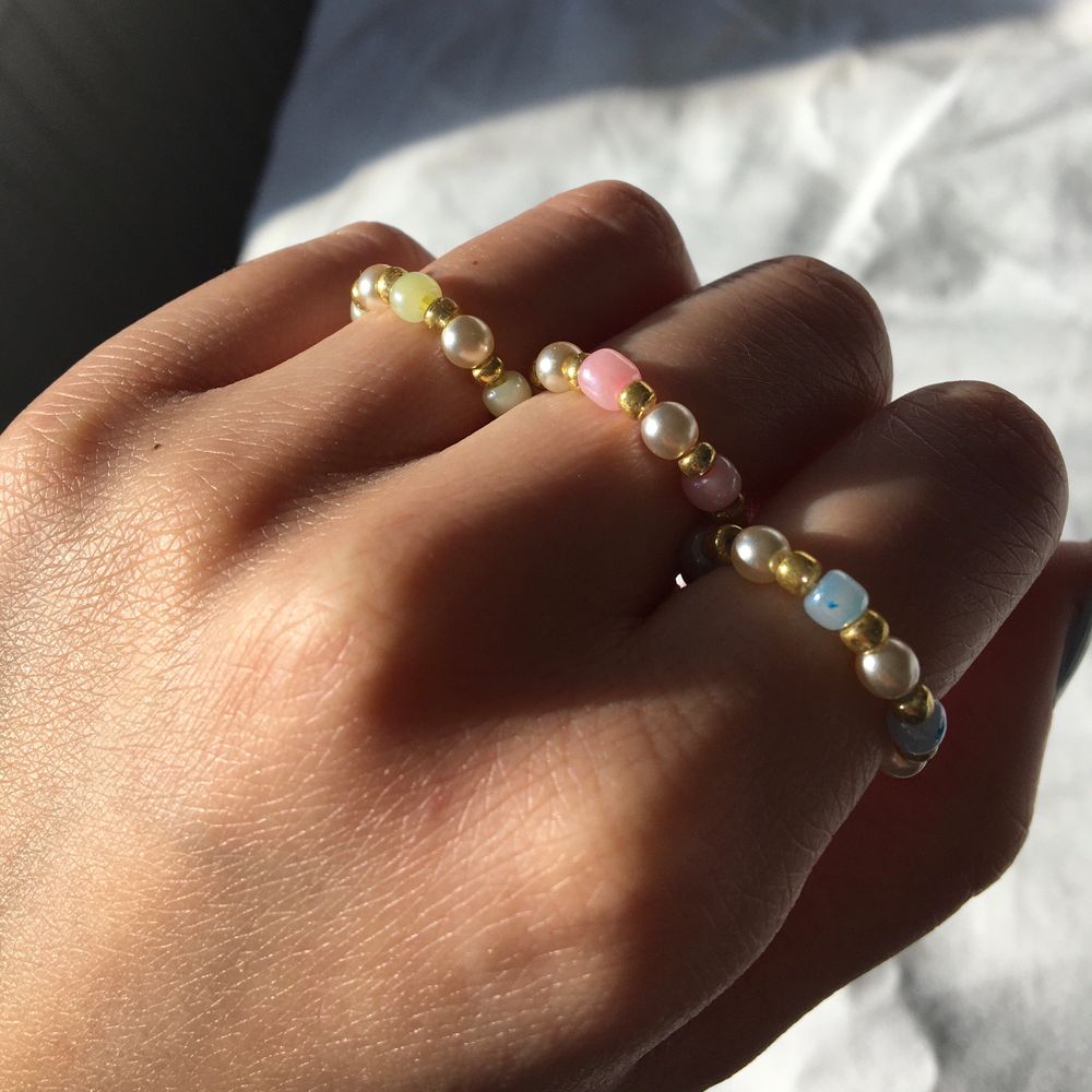 Tre jättefina handgjorda elastiska ringar som passar perfekt nu till våren och sommaren! Den guldiga färgen har tyvärr gått av lite så därför kostar varje ring 15 kr men om du köper alla tre får du dem för 30 kr!🥰. Accessoarer.