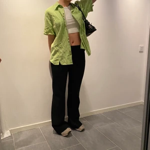 Grön skjorta! - Perfekt nu i vår! Har en liten knytning där bak. Jag på bilden är S. Möts på söder annars står köparen för frakt på 45kr🥰