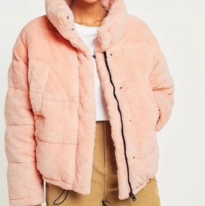 Fluffig pufferjacket  - Jacka från light before dark, köpt på Urban Outfitters