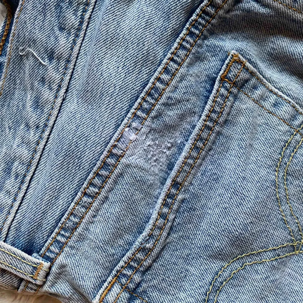 Snygga jeansshorts från Levis, köpta på deras butik i Göteborg. Använda ytterst lite men har en liten slitning på ena bakfickan (se sista bilden). Annars är dom i jättebra skick! Kan tyvärr inte se storleken i dom men skulle säga att dom motsvarar XS. 🌸. Shorts.