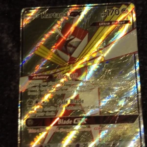 Kartana GX Pokémon card - Kartana GX is a Kinda rare card. It"s very shiny and glittery, it comes with a free plastic bag!for the card to not get dirty and damaged (and i put a little free Pokémon card inside the plastic bag)