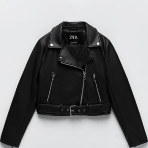 Skinnjacka Zara - Säljer en populär skinnjacka från Zara i storlek M. Jag är 172cm och den sitter super bra på mig, är vanligtvis S/M. Säljer pga att jag inte använder så mycket längre. Köptes för 599kr