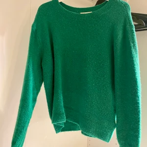 Grön tröja  - Tröja i så fina grönfärg från H&M som inte säljs längre. Fint skick! 💚
