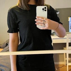 Topp - Svart Ribbad tröja med puffärmar från Cubus. Köparen står för pris+frakt! Meddela mig vid intresse😊