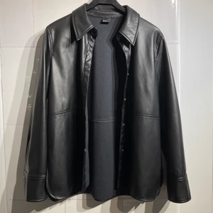 läderimitation skjorta, storlek 38. - snygg och trendig skjorta, använd som jacka istället. Bara använd ex antal gånger så i mycket bra skick. 