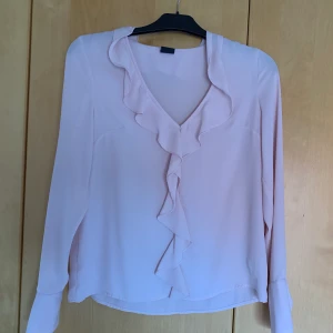 Rosa blus - Jätte fin blus från Gina tricot. Säljer då den tyvärr blivit för liten. Den är i silkes material som är jätte skönt mot huden.
