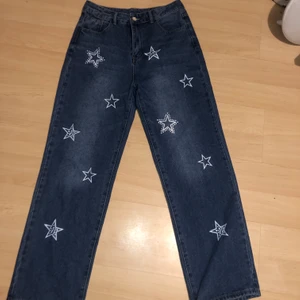 Jeans med stjärnor - Super fina jeans som tyvärr aldrig kommit till användning!