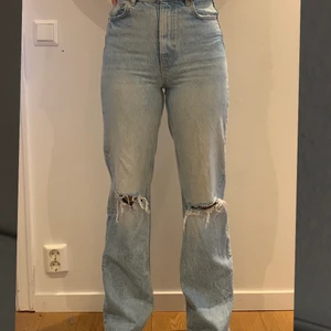 Zara jeans - Säljer dessa populära zara jeans😊 wide leg med hål, dom e lite smutsiga nu men kommer skälvklart tvätta dom, dom passar perfekt på mig som e 170❤️ köpte för 400kr och säljer för 200kr + frakt💞