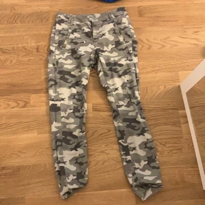 Lindex byxor strl 34 - Hej!😊 Nu säljer jag ett par Lindex byxor, strl 34, jättebra skick.