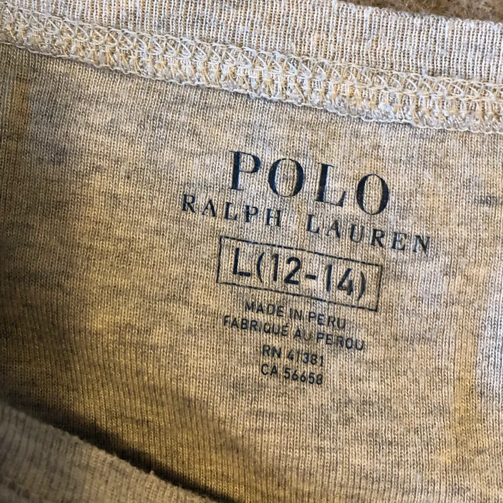 Säljer en äkta polo tröja som är köpt på Polo Ralph Lauren, är en barnstorlek men sitter som en xs. Säljer för den ej kommer till användning längre, tröjan är något nopprig annars fint skick💕. T-shirts.