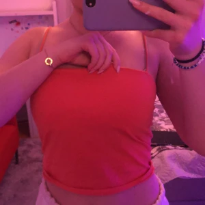 Linnen med smala band - Tre snygga linnen från Gina i deras populära modell ”Scarlet Singlet”! ALLA FÖR 150 kr + frakt ELLER 50 kr/styck! Ett i korall, ett neongult och ett rött. Det korallröda är strl M medan det neongula och det röda i strl S. Alla är i bra skick utan slitningar vid början av banden! 