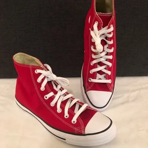 Röda converse strl 43 - Säljer mina oanvända röda converse strl 43.