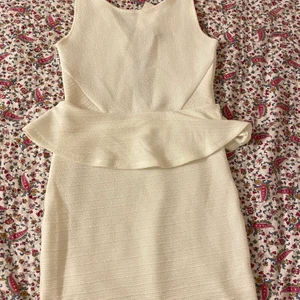 Vit klänning - En helt oanvänd klänning ifrån HM. Säljs pågrund av att den inte är min stil. Priset går helt klart att diskuteras så tveka inte på att skriva om en fråga eller något! Köptes för 200kr och säljs nu för 90 prislapp och allt är på