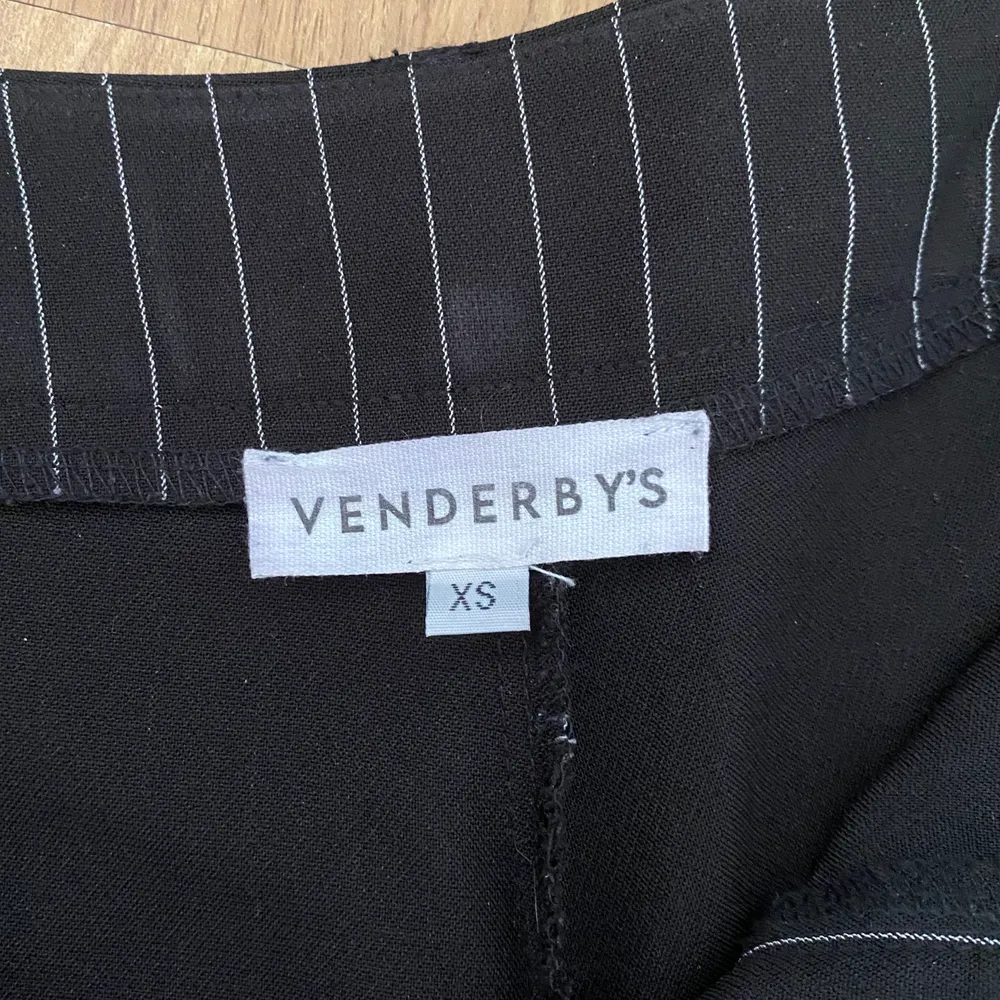 Fina byxor från Venderby’s🖤 Dragkedja och knapp fram, två fickor fram! Aldrig använda🦋. Jeans & Byxor.
