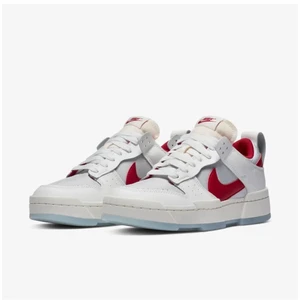Nike Dunk Low Disrupt Gym Red - Lägger upp igen pga oseriös köpare. Säljer dessa snygga Dunks. Använda en gång, är som helt nya. Kartong finns ej. StockX pris $179 = ca 1500kr. Bud från 200 kr. Jag står inte för frakt kostnad. Lite små i storlek, passar en som har 37. Budgivning avslutas på måndag. Högsta bud just nu: 310kr