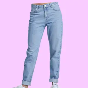 Ett par jeans ( never denim ) som ej finns kvar att köpa från någon affär då modellen slutat säljas (köpta för 599 kr)! Knappt använda, köp köp köp! :)