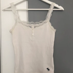 Vitt linne - Säljer nu detta vita linne med spetsdetaljer ifrån Abercrombie. Kontakta mig vid intresse eller frågor om plagget:)