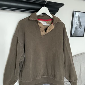 Brun vintage sweatshirt  - En trendig brun vintage sweatshirt köpt på second hand i storlek XXL!! Sitter som en S/M på mig som är 168 cm (se bild). Skriv privat för mer bilder eller frågor! Finns även mer kläder ute på min sida!