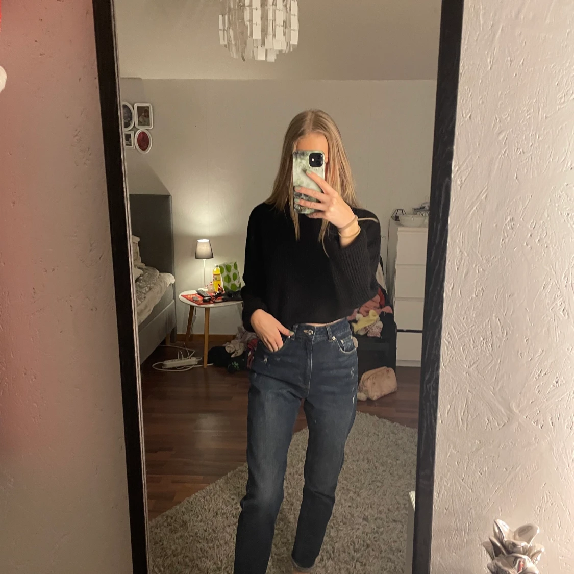 Blå lite lite slitna jeans.