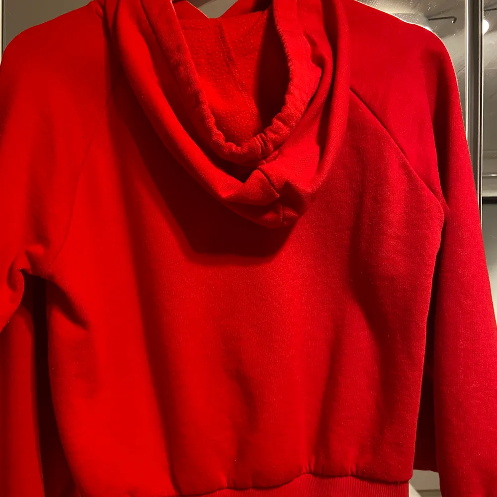 En röd hoodie från gina tricot, storlek xxs. Sparsamt använd och väldigt bra skick. Hoodies.