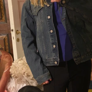 Jeansjacka oversized - En jeansjacka i mörk denim. Den är storlek 42 så sitter oversized som s-m. Priset är exklusive frakt