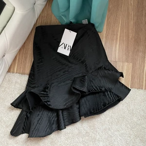 Zara kjol - Zara minikjol i strolek XS. Helt ny, prislapp sitter kvar. Min favorit Zara’s kjol, tyvärr köpte jag den i fel storlek. Nypris: 399kr. Kjol är helt slutsåld. Först till kvarn!💞😊 kolla min profil ✌🏻