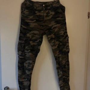 Cargopants  - Cargopants i kamouflage från madlady. Storlek s.         (Köpare står för eventuell frakt)