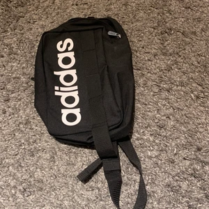 Adidas axelremsväska - Axelremsväska från adidas. Aldrig använd