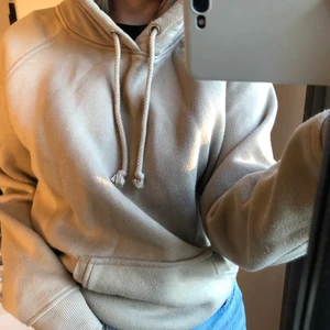 Hoodie - En mysig nästan oanvänd hoodie från Bik Bok! ☺️ Strl S och bra skick. Köparen står för frakten. Tvättad en gång blev tyvärr nopprig direkt som BikBok hoodies brukar bli. 