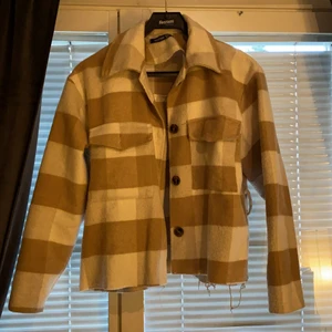jacka - Rutig jacka från boohoo i storlek 36. Vit och beige, färgen visar sig mer rättvis på andra bilden. Aldrig använd, djur finns i hemmet och köparen står för frakt.❤️