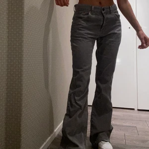 Levis jeans  - Gråa manchesterbyxor från Levis jag är 158 lång och har oftast xs. Sååå sköna och trendiga, synd att de är för stora för mig. :( 