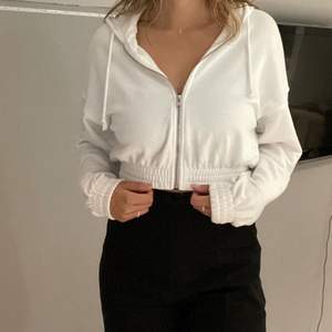 Jättesöt zip-up hoodie från Gina Tricot i storlek S, passar till allt och så himla skön!🥰🥰 (frakt 66kr)
