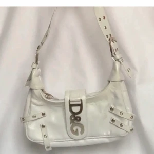 DG väska - Köpte denna av en tjej på plick men insåg först när den kom hem att den var vattenskadad (se bild 3) Därför säljer jag den för så pass lågt pris, buda gärna🥰