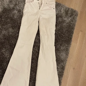 Tre par jeans - Säljer dessa 3 par jeans, alla från salt i märket ”dr denim” 1 par tightea blåa i strl xs, ett par vita bootcut i strl xs/32 och ett bar svarta bootcut i storlek xs/30. Alla kostar 500kr styck nya så dem är värda 1500kr tillsammans, alla är även använda fåtal gånger men väldigt bra skick, som nya. Säljer antingen ett par för 199kr eller alla 3 för 500kr🥰 skriv för fler bilder