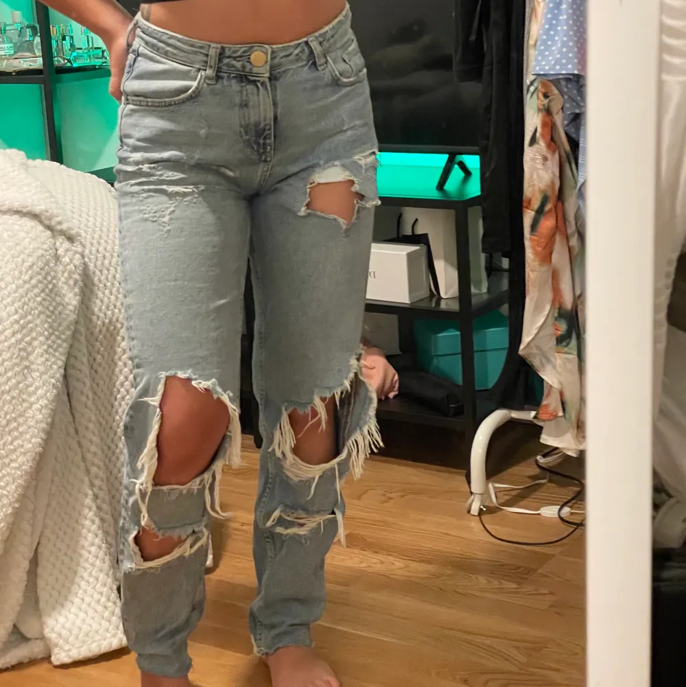Slitna jeans från Angelica Blicks kollektion för Bikbok. Mina all time faves en gång i tiden🥺 man får dunder rumpa i dessa jeans!!. Jeans & Byxor.