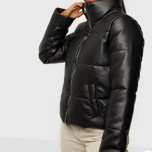 Skinnjacka  - En jacka i skinnimitation, den är fodrad och vadderad. Så fin stilren jacka till höst/vinter. Jackan är köpt förra vintern. 