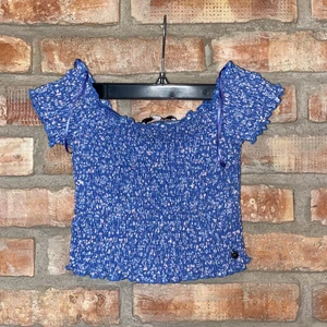 sommartoppr  - Två super söta tröjor från PULL and BEAR i storlek m men sitter mer som en xs-s, helt oandvända. För 1 topp 70 för båda 100! 